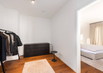 Zusätzliche Abstellfläche in Form eines großen Ankleidesbereichs - moderne 2-Zimmer-Wohnung in Duisburg Kaiserberg