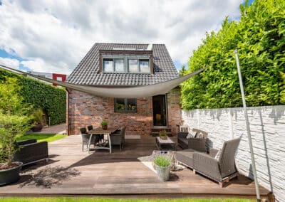 Aussenbereich des modernen und neuwertigen Haus mit Garten und Stellplatz zum Kauf im Duisburger Süden