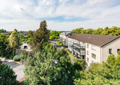 Aussicht vom Balkon zur hellen Eigentumswohnung in einer ausgesprochen gepflegten Wohnanlage in Duisburg-Huckingen, Immobilien Hempel im Duisburger Wasserviertel