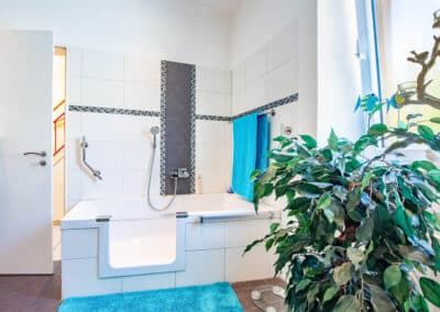Barrierefreiheit auch im Bad, angebautes Haus mit moderner Ausstattung und Wintergarten in ruhiger Umgebung von Duisburg-Neudorf