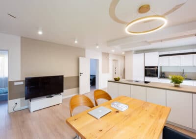 Blick in den Eingangsbereich im Zweifamilienhaus mit moderner Eigentümerwohnung am Oberhausener Kastell, Immobilien Hempel