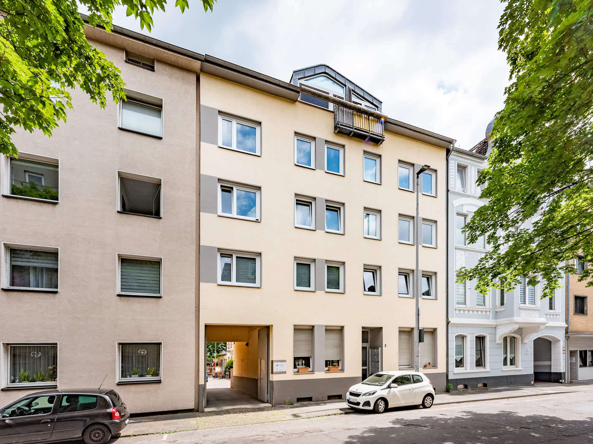 Das Ensemble gepflegtes und langfristig werthaltiges Anlagepaket, bestehend aus einem großzügigen Mehrfamilienhaus mit insgesamt 9 vermieteten Wohneinheiten, einer langfristig vermieteten Kindertagesstätte