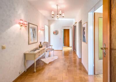 Diele zum einseitig angebauten Bungalow mit ausbaufähigem Dachgeschoss in Gladbeck-Rosenhügel