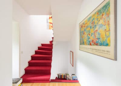 Diele im Obergeschoss und Treppenaufgang zum moderniserten Reihenhaus mit großem Raumangebot in Duisburg-Hochheide am Uettelsheimer See