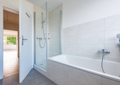 Dusch- und Wannenbad - feine Mietwohnung Duisburg-Duissern