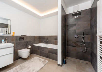 gepflegtes und modernes Badezimmer mit Dusche und Badewanne