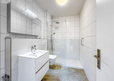 Duschbad mit niedriger Dusche zur großzügigen 2,5-Zimmerwohnung mit Loggia und Balkon in bester Lage von Duisburg-Duissern