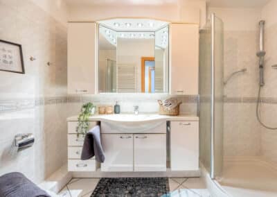 Bad zur Eigentumswohnung im Duisburger Wasserviertel mit Stellplatz in bester Stadtlage, Immobilien Hempel, Ihr Makler für den Verkauf und die Vermietung im Raum Duisburg und Umgebung