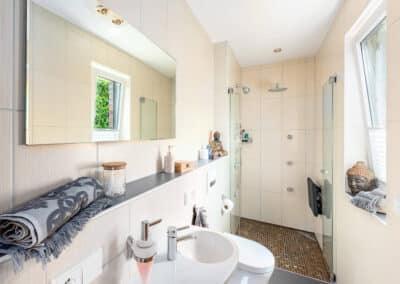 modernes Duschbad mit bodentiefer Dusche im neuwertigen und gepflegten Haus zum Kauf