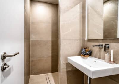 Bad mit bodengleicher Dusche in großer Altbauwohnung