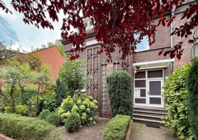 Eingang mit Vorgarten zur großzügigen 2,5-Zimmerwohnung mit Loggia und Balkon in bester Lage von Duisburg-Duissern