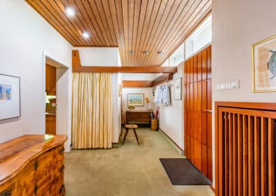 Eingangsbereich zum freistehenden Architektenbungalow mit fantastischer Fernsicht in bester Randlage von Düsseldorf-Angermund