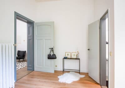 Eingang Apartmentzimmer der Bestandsimmobilie im Duisburger Wasserviertel, direkt am Innenhafen gelegen, als Studierendenwohnheim, zur Kurzzeitvermietung oder als Boutiquehotel nutzbar