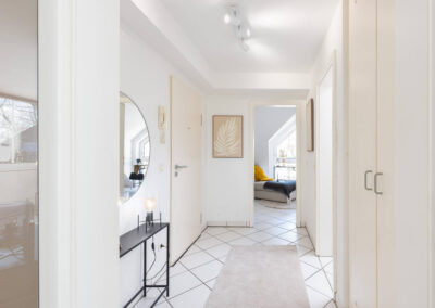 Helle Diele mit großem Einbauschrank, so wohnt es sich in Duisburg direkt am Kaiserberg