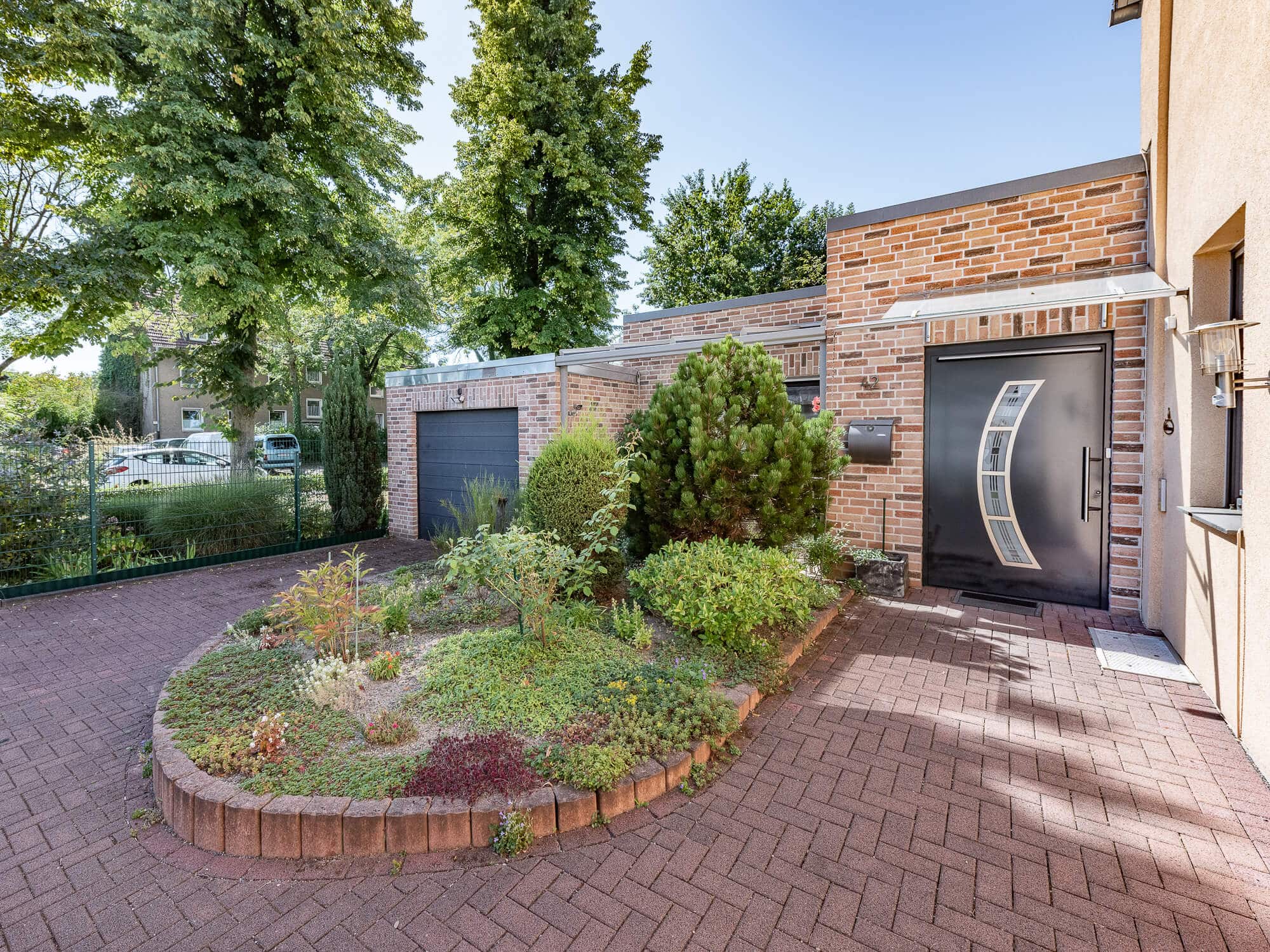 Eingangszone und Garagenzufahrt zum barrierefrei angebauten Haus mit moderner Ausstattung und Wintergarten in ruhiger Umgebung von Duisburg-Neudorf Eingangszone und Garagenzufahrt zum barrierefrei angebauten Haus mit moderner Ausstattung und Wintergarten in ruhiger Umgebung von Duisburg-Neudorf
