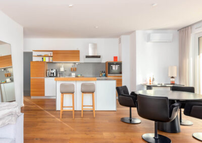 Offener Ess- und Küchenbereich mit hochwertiger Einbauküche. Immobilien Hempel - Ihr Makler für hochwertige Immobilien in Duisburg und Umgebung