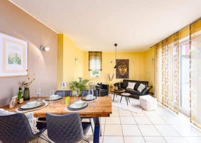 Wohnzimmer mit Essbereich im modernen und neuwertigen Haus mit Garten und Stellplatz zum Kauf im Duisburger Süden