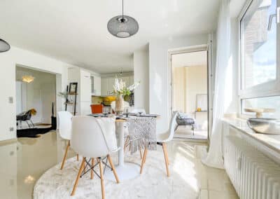 Essbereich mit Blick zur Loggia zur Eigentumswohnung mit Stellplatz in Duisburg-Neudorf