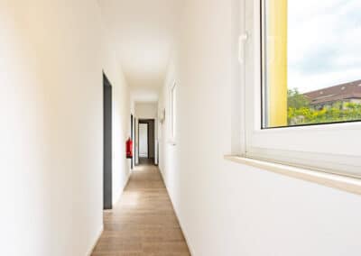 Flurbereich Bestandsimmobilie im Duisburger Wasserviertel, direkt am Innenhafen gelegen, als Studierendenwohnheim, zur Kurzzeitvermietung oder als Boutiquehotel nutzbar