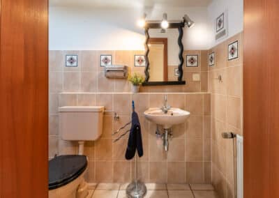 Gäste-WC oder zweites WC im Einfamilienhaus mit Garage und Garten