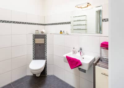 Gäste-WC zum barrierefrei angebauten Haus mit moderner Ausstattung und Wintergarten in ruhiger Umgebung von Duisburg-Neudorf