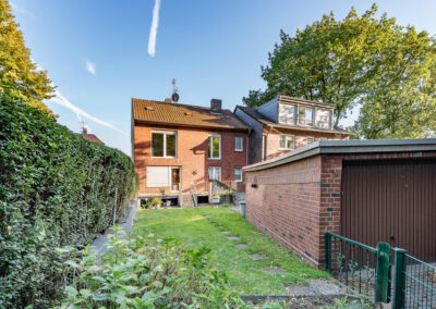 Garage mit Gartenzugang zum Zweifamilienhaus mit moderner Eigentümerwohnung am Oberhausener Kastell
