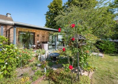 Garten und geschützter Terrassenbereich zum barrierefrei angebauten Haus mit moderner Ausstattung und Wintergarten in ruhiger Umgebung von Duisburg-Neudorf