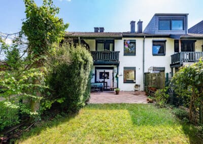 Rückansicht mit Sicht auf den Garten und Terrasse des gepfelgten Hauses zum Kauf in Düsseldorf