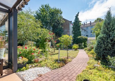 Gartenidylle zum barrierefrei angebauten Haus mit moderner Ausstattung und Wintergarten in ruhiger Umgebung von Duisburg-Neudorf