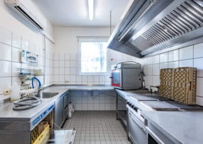 Gastroküche der Bestandsimmobilie im Duisburger Wasserviertel, direkt am Innenhafen gelegen, als Studierendenwohnheim, zur Kurzzeitvermietung oder als Boutiquehotel nutzbar