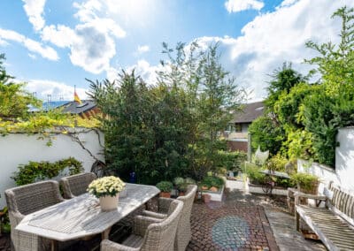 Gepflasterte Terrasse zum moderniserten Reihenhaus mit großem Raumangebot in Duisburg-Hochheide am Uettelsheimer See