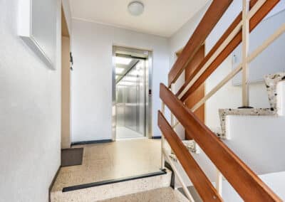 Gepflegtes Treppenhaus zur hellen Eigentumswohnung in einer ausgesprochen gepflegten Wohnanlage in Duisburg-Huckingen, Immobilien Hempel im Duisburger Wasserviertel