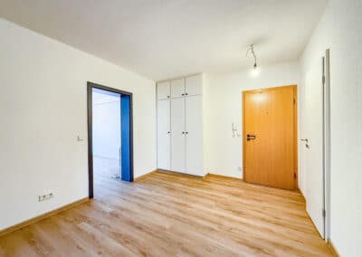 großzügige Eingangsdiele der Souterrainwohnung in Duisburg Dellviertel
