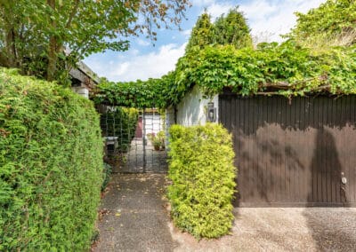 Grundstückszugang zum freistehenden Architektenbungalow mit fantastischer Fernsicht in bester Randlage von Düsseldorf-Angermund