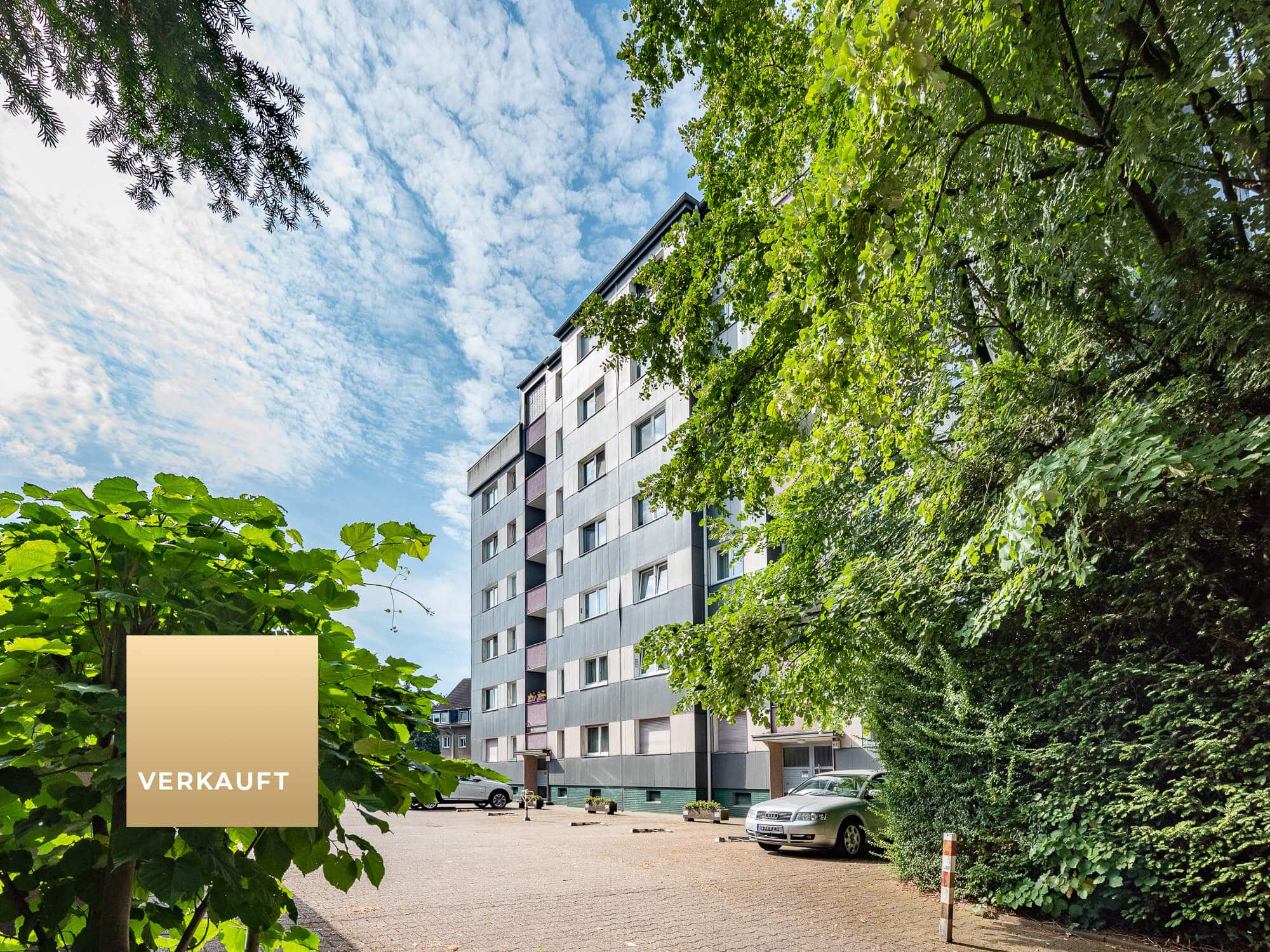 Hausansicht zur verkauften Eigentumswohnung in einer ausgesprochen gepflegten Wohnanlage in Duisburg-Huckingen, Immobilien Hempel im Duisburger Wasserviertel