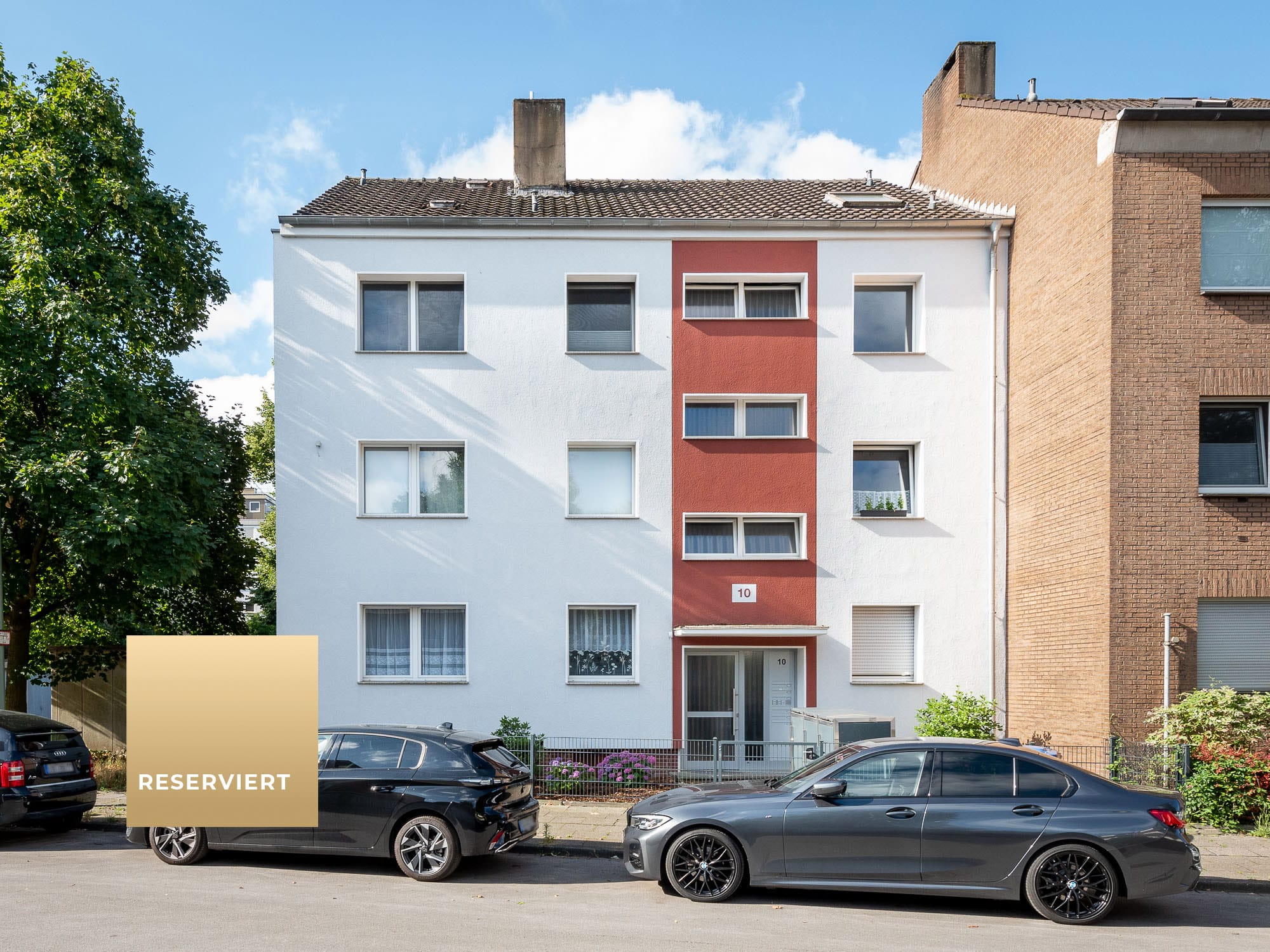 Hausansicht heller, grosser Wohnbereich der 2-Zimmerwohnung im Rosenhof, Wasserviertel-Duisburg, zum Kauf