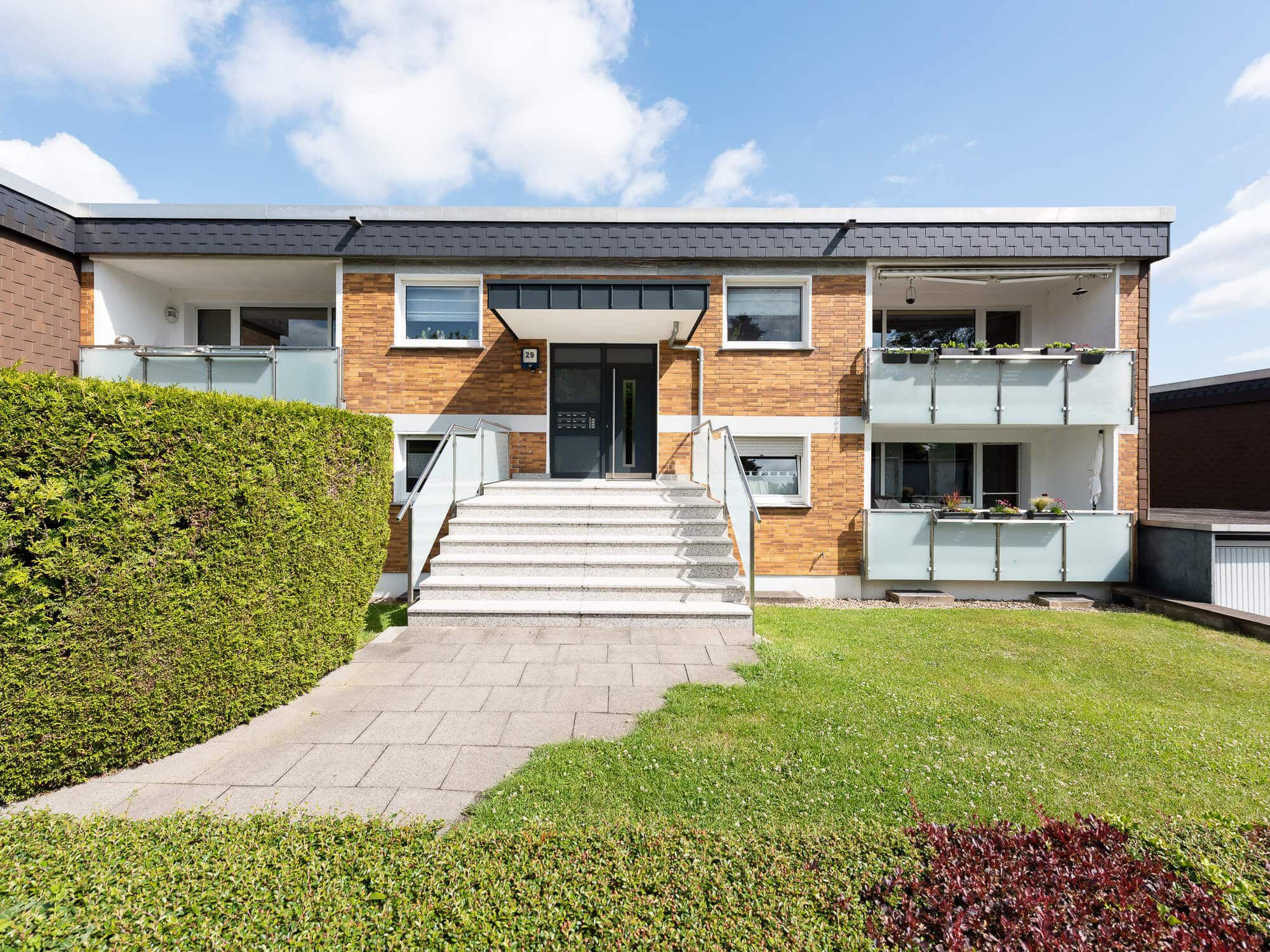 Hausansicht heller, grosser Wohnbereich der 2-Zimmerwohnung im Rosenhof, Wasserviertel-Duisburg, zum Kauf
