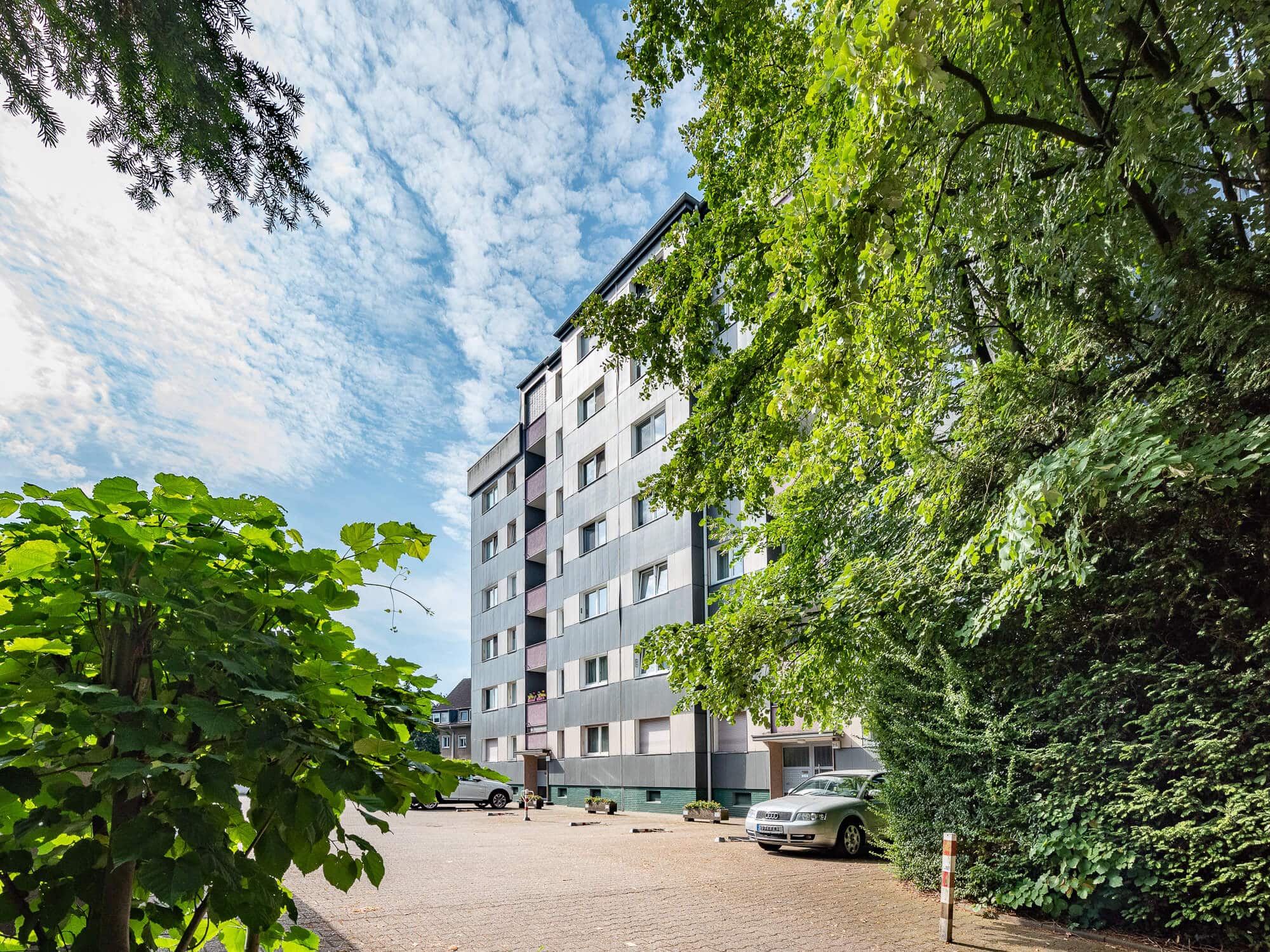 Hausansicht Hausansicht zur hellen Eigentumswohnung in einer ausgesprochen gepflegten Wohnanlage in Duisburg-Huckingen, Immobilien Hempel im Duisburger Wasserviertel