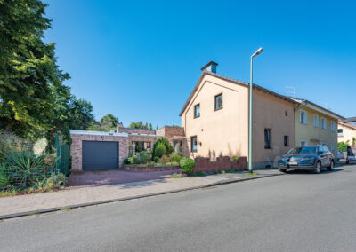 Hausansicht zum barrierefrei angebauten Haus mit moderner Ausstattung und Wintergarten in ruhiger Umgebung von Duisburg-Neudorf