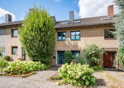 Hausansicht zum moderniserten Reihenhaus mit großem Raumangebot in Duisburg-Hochheide am Uettelsheimer See