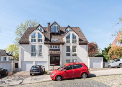 Haus mit Einzelgarage am Waldrand