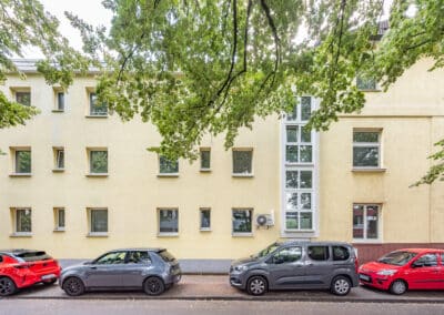 seitliche Hausansicht der Bestandsimmobilie im Duisburger Wasserviertel, direkt am Innenhafen gelegen, als Studierendenwohnheim, zur Kurzzeitvermietung oder als Boutiquehotel nutzbar