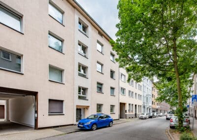 Straßenansicht des Mehrfamilienhauses mit Gewerbe und Eigentumswohnung als Kapitalanlage in Duisburg zum Kauf