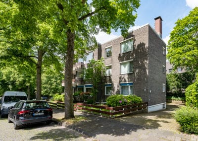 Ansprechende Hausfassade, freistehende Wohnanlage