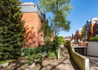 Architektur mit begrüntem Innenhof