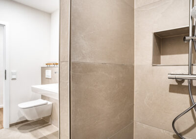 großer Duschbereich, modernisiertes Bad, modern leben im Dellviertel