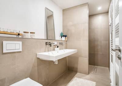 modernes Badezimmer in moernisierter Altbauwohnung Duisburg-Dellviertel