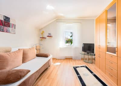 Kinder- oder Gästezimmer zum barrierefrei angebauten Haus mit moderner Ausstattung und Wintergarten in ruhiger Umgebung von Duisburg-Neudorf
