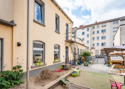 Rückansicht des gepflegten Anlagepakets mit 9 Wohneinheiten und Gewerbe
