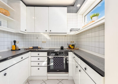 Eingerichtete Küche mit Zugang zum hellen Wohnbereich und guter Aussicht, Duisburg-Kaiserberg